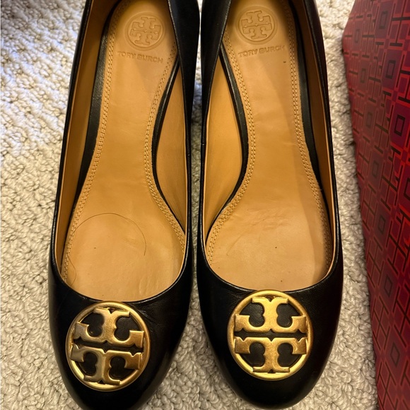 Tory Burch Black Chelsea Nappa leather wedges with Gold Emblem - Picture 2 of 8